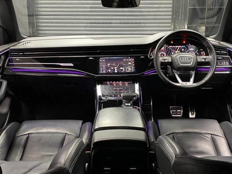 AUDI Q8