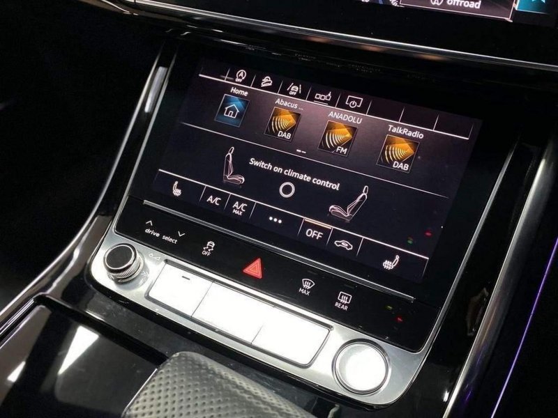 AUDI Q8